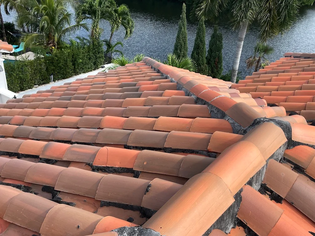 Roofing contractor in Aventura Lakes
